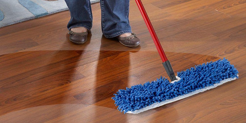Hạ nhiệt sàn bằng cách lau sàn nhà