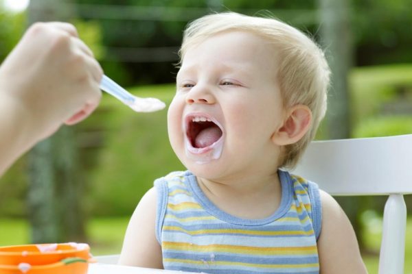 Cách cho trẻ ăn sữa chua, váng sữa đúng cách và hiệu quả nhất