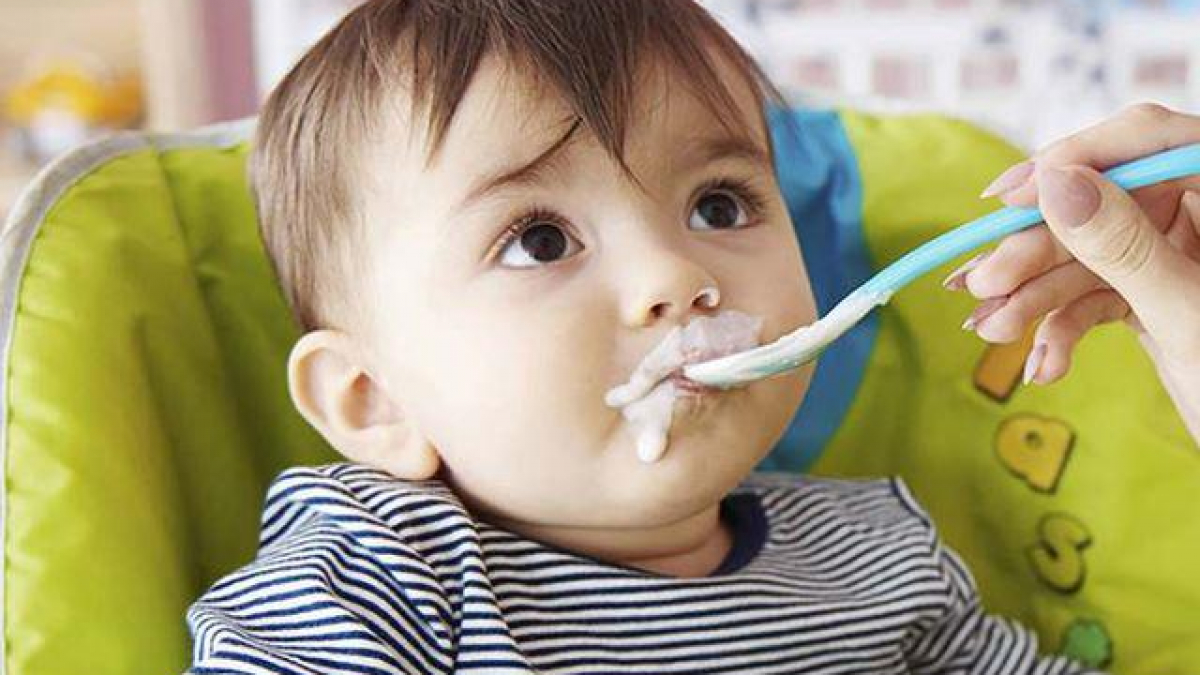 Cho trẻ ăn váng sữa hay sữa chua tốt hơn?