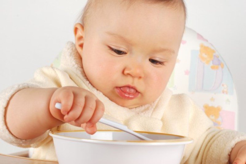 Trẻ 21 tháng tuổi ăn bao nhiêu mỗi ngày?