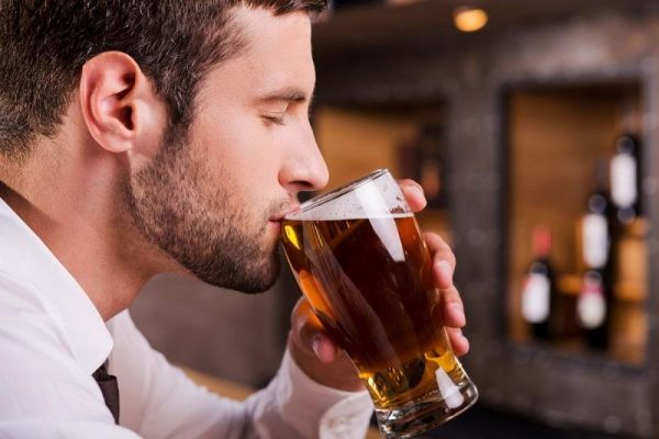 Làm gì để hạn chế say và đỏ mặt khi uống rượu bia trong ngày Tết?
