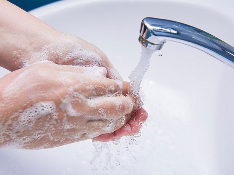 Rửa tay sạch trước khi chế biến thực phẩm
