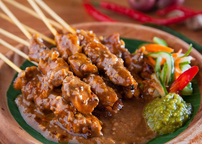 Satay là một trong những món ăn đường phố Indonesia. 